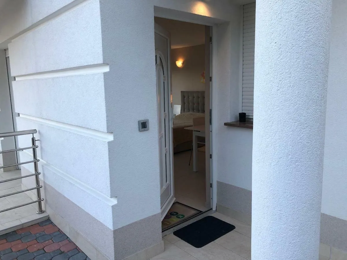Studio Apartments Santa Marcici 0*,